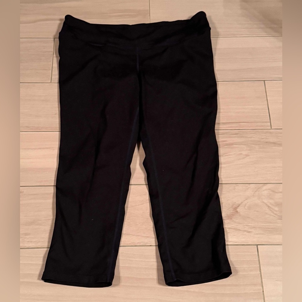 Stretchy soft Black capri Leggings LARGE 15in hip to hip